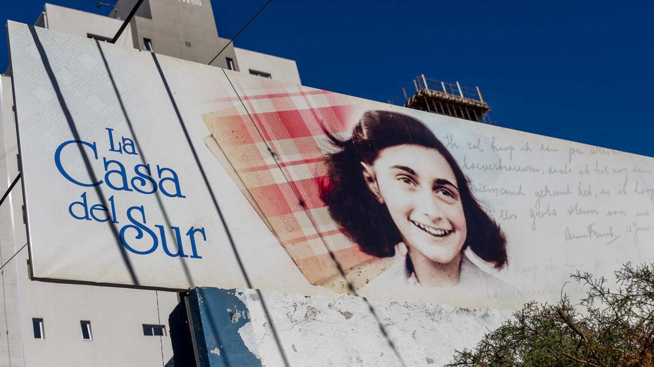 El gobernador visitó la muestra “Ana Frank” 