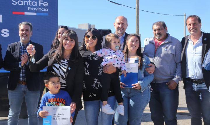 Perotti entregó más viviendas en la provincia de Santa Fe