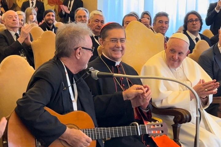 León Gieco emocionó al papa Francisco con su canción
