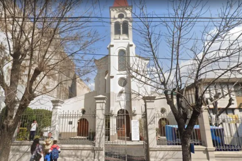 Robaron una iglesia y tomaron al cura como rehén