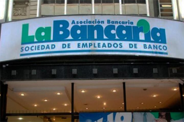 Bancarios, con salario inicial de 398.000 pesos