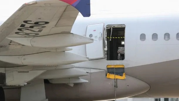Abre la puerta de emergencia de un avión en pleno vuelo