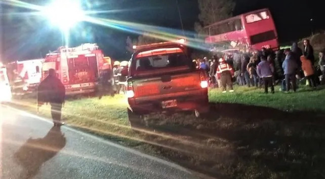 Cinco muertos al chocar un camión con un colectivo