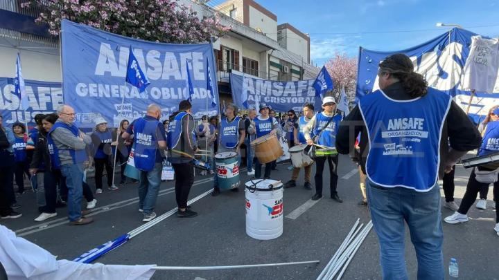 Quieren aplicar descuentos obligatorios a los maestros no afiliados