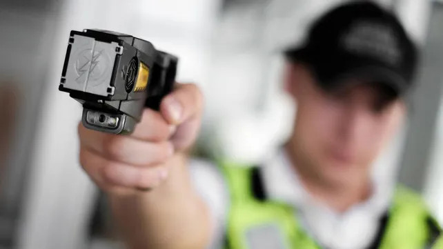 Con pistolas Taser pretenden “terminar con la mafia de los trapitos” 