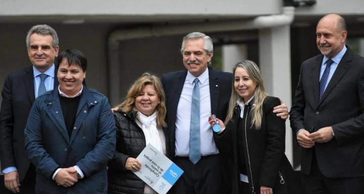 Fernández entregó en Santa Fe la vivienda 115.000 de su gestión