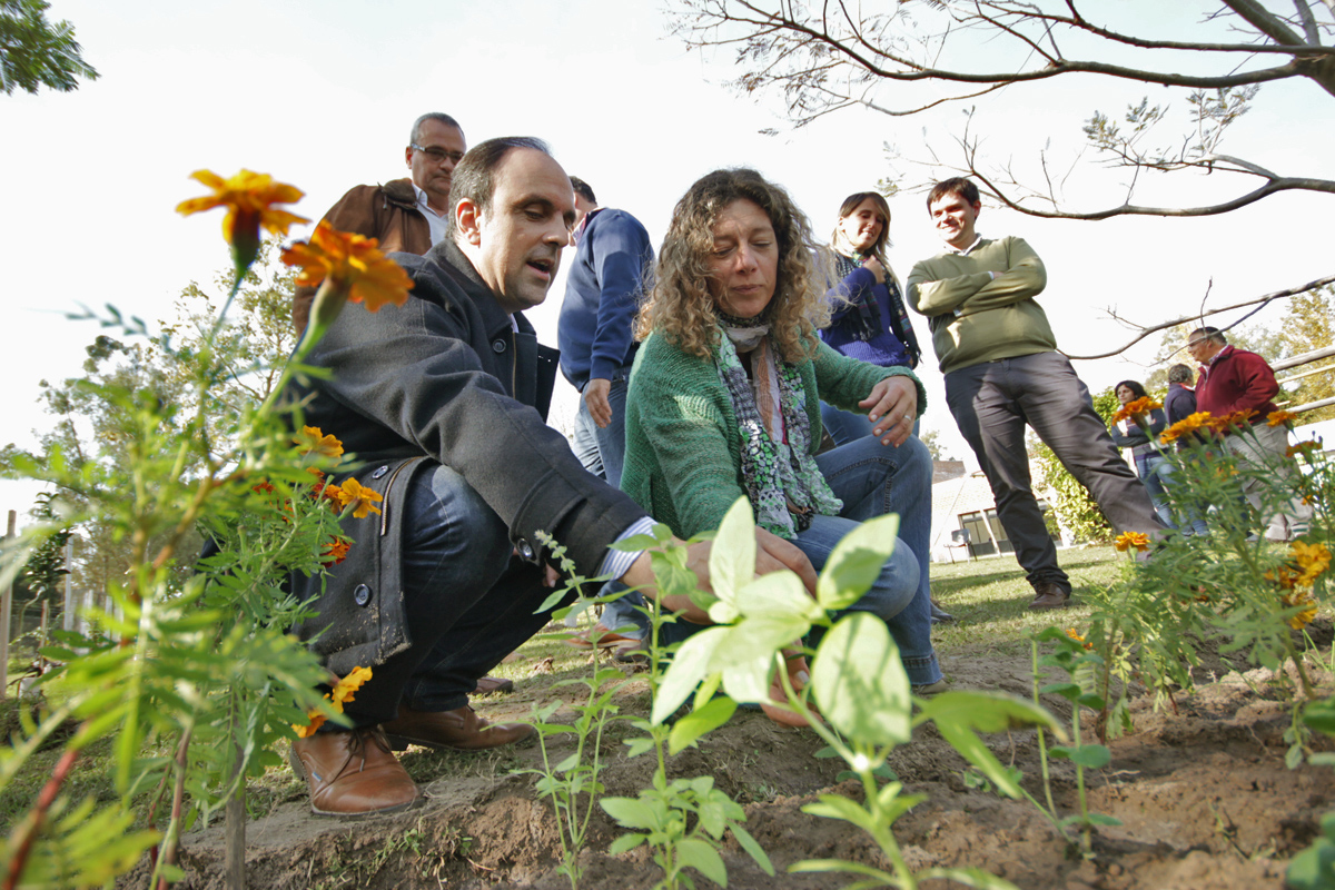 Corral plantó árboles frutales en Colastiné Norte
