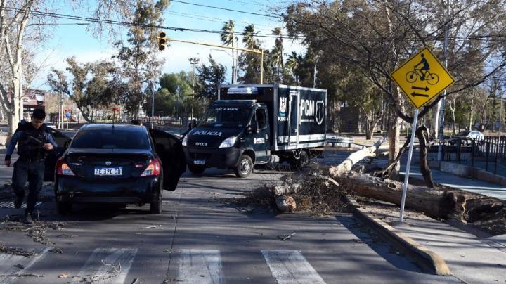 El viento Zonda deja muertes, destrozos y vuelos demorados