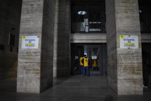 Municipales paran dos días y disparan contra Emilio Jatón