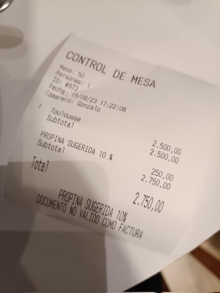 Polémica abierta: un restaurante facturó la propina