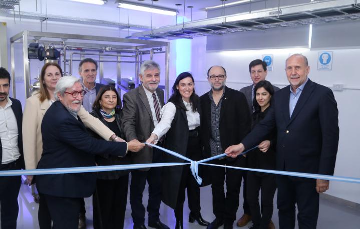 Perotti inauguró una planta piloto en el Conicet de Rosario