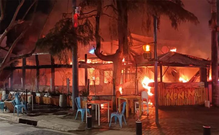 Devastador incendio consumió un conocido bar de Rosario 