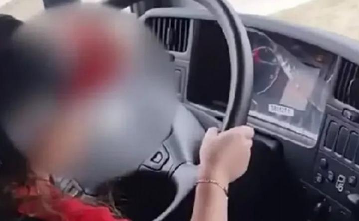 Le quitan la licencia por hacer manejar un camión a un nene de 7 años