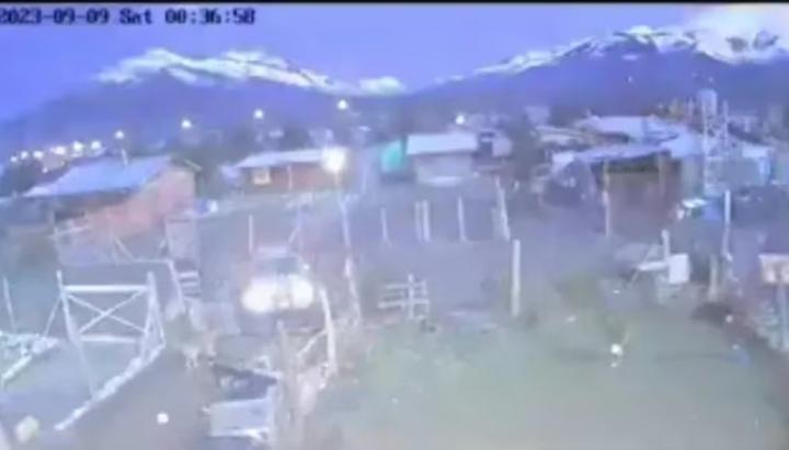 Una extraña luz iluminó por completo el cielo en plena noche