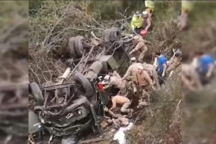 Volcó un camión del Ejército: 4 muertos y 20 heridos graves