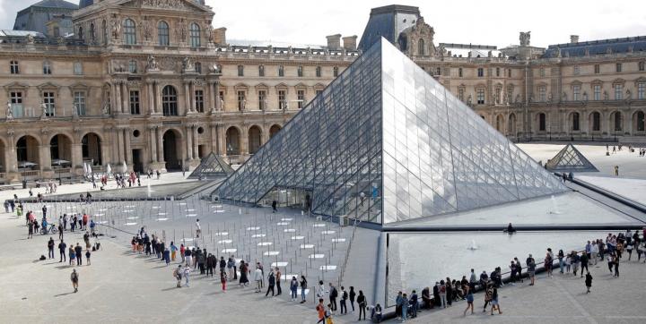 Evacuaron y cerraron el Museo del Louvre
