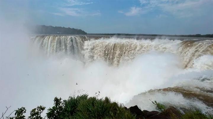 Cierran la Garganta del Diablo por el enorme caudal de agua