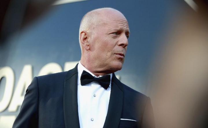 Afirman que Bruce Willis no puede leer ni hablar 