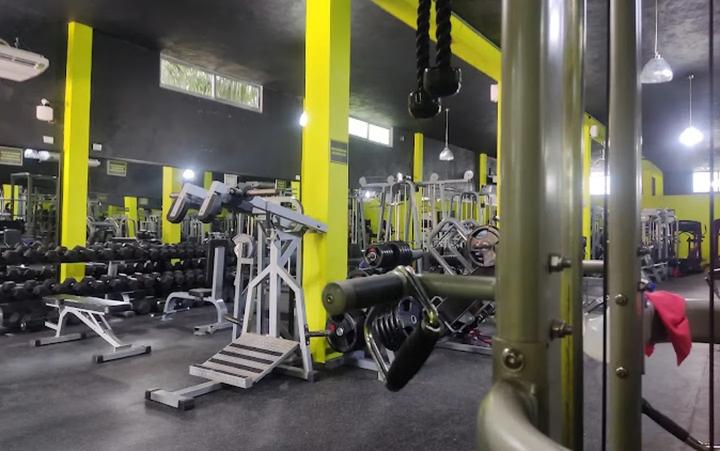 Se le cayó encima una barra de 70 kilos y murió en el acto