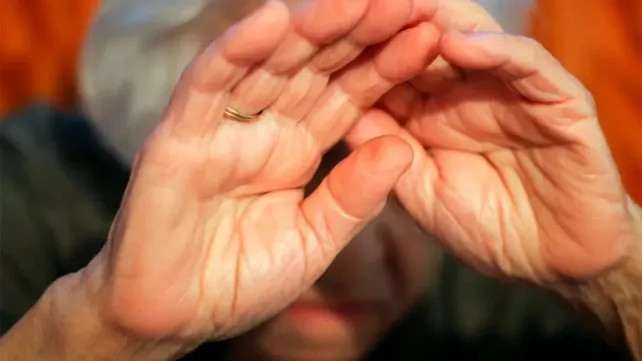 Un hombre golpeó a su madre de 100 años para robarle dinero