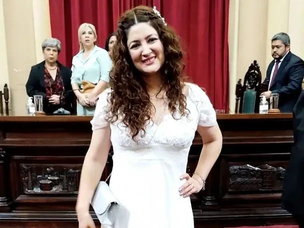 Una diputada juró vestida de novia: “Me casé con mi gente”