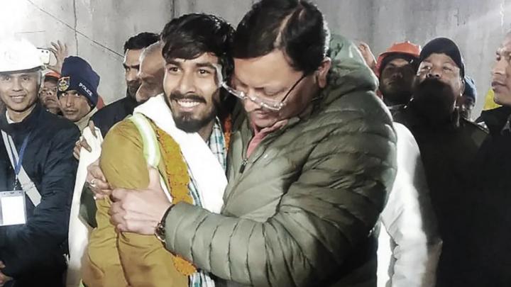 Milagro en India: rescatan a los 41 obreros atrapados en un tunel