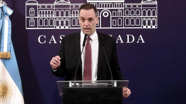 El Gobierno suspendió la pauta oficial a los medios por un año