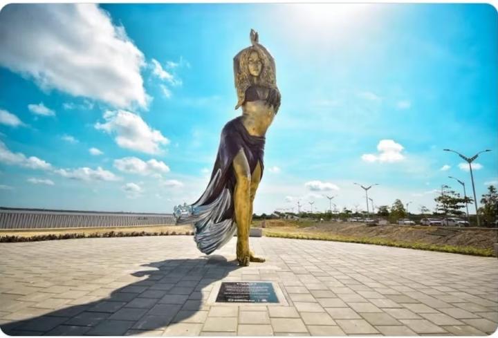 Inauguran una gran estatua de Shakira en Barranquilla
