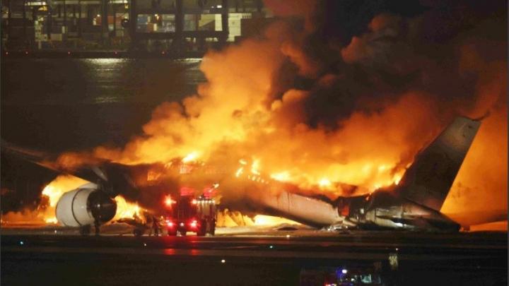 Japón: choque entre aviones, incendio y muerte