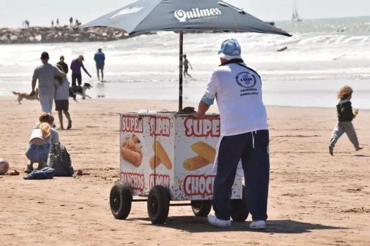 El pancho: lo más vendido en las playas de la costa argentina