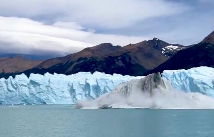 Impactante: así emergió un iceberg en el Perito Moreno