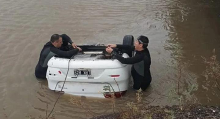 Un auto cayó desde un puente y 5 personas murieron ahogadas 