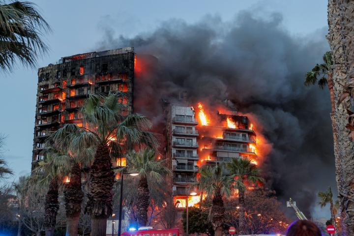 Un violento incendio devoró un edificio de 14 pisos en Valencia