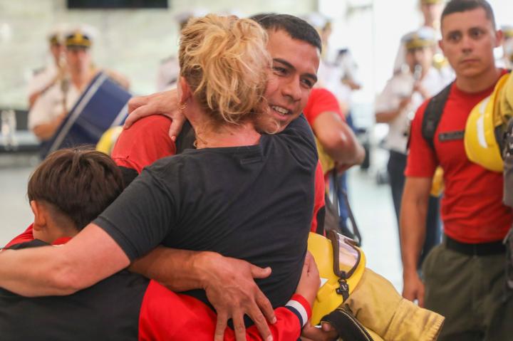 Emotivo regreso de los bomberos santafesinos desde Chubut