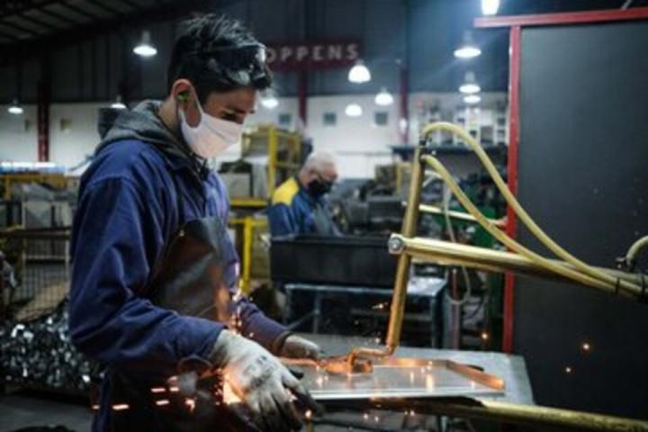 La industria pyme se desplomó 30% anual en el primer mes de 2024