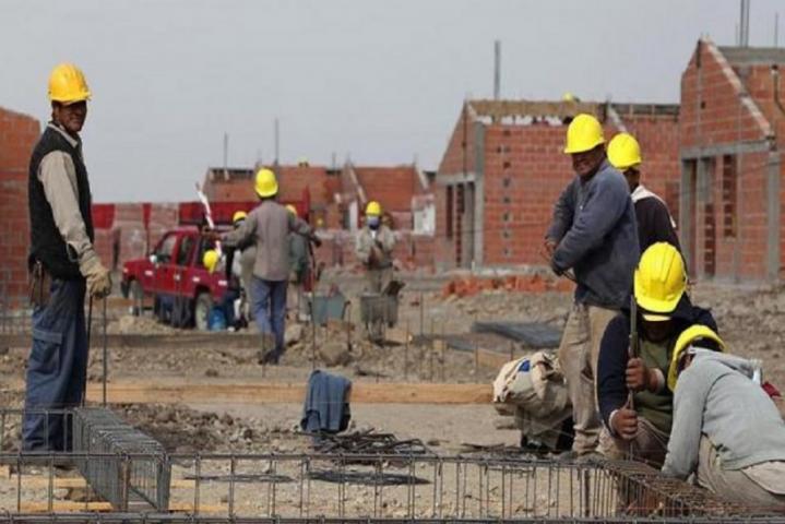 Motosierra a la obra pública: 2000 obreros sin trabajo