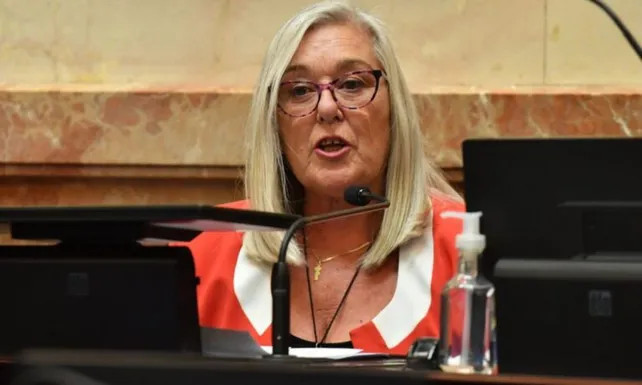 Amenazan de muerte a una senadora que rechazó el DNU