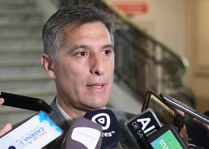 Santa Fe piensa en aumentos mensuales para los estatales