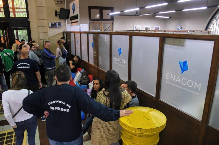 Policía Federal desalojó a 30 empleados del Enacom Rosario