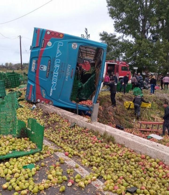 Violento choque en Mendoza: tres muertos y 20 heridos