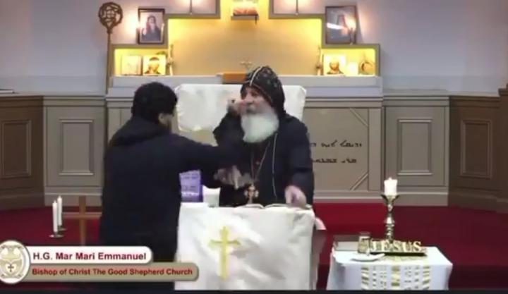 Líder religioso fue apuñalado en vivo durante una misa