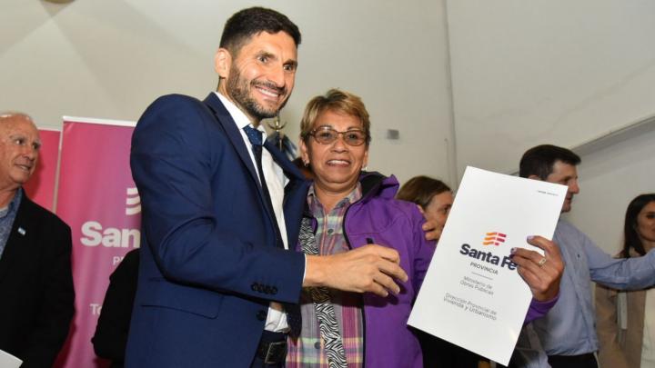 Pullaro entregó a familias escrituras de viviendas Fonavi