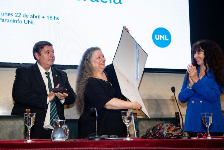 Diana Maffía recibió el título de Doctora Honoris Causa de la UNL 