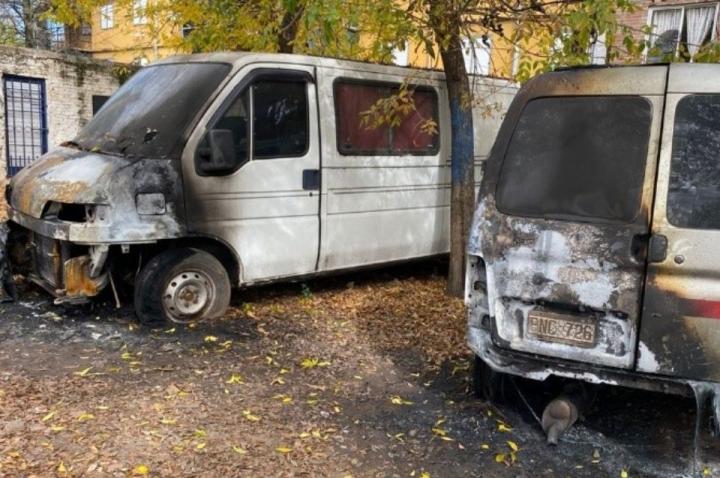 Incendian 5 autos y dejan amenazas contra Pullaro y Bullrich