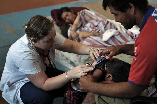 En cada sector se brinda asistencia social y sanitaria, con atención médica, 