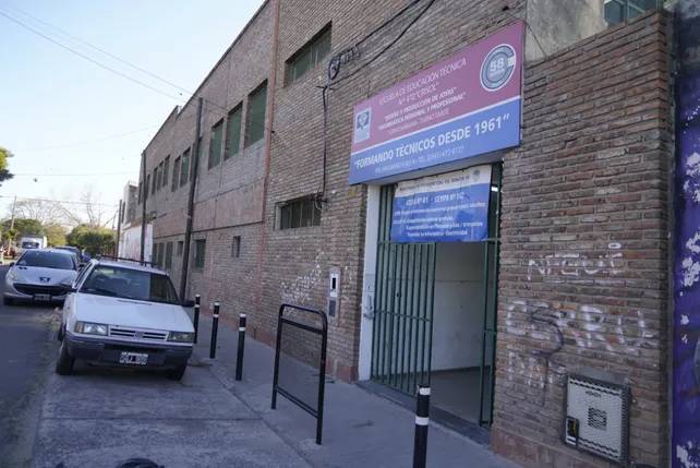 Un profesor le tiró un borrador en la cabeza a un alumno