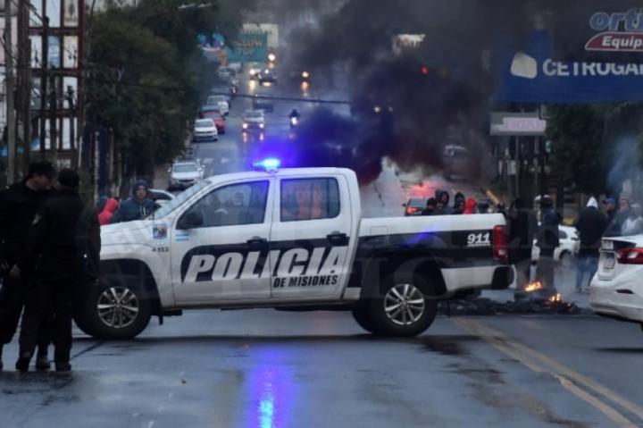 Misiones: el gobierno advirtió que echarán a los policías sublevados