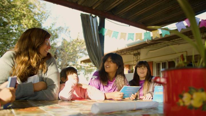 La maestra que pone su canoa para ir todos los días a la escuela