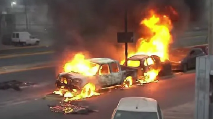 Asesinan a un repartidor y deliveries incendian 5 vehículos