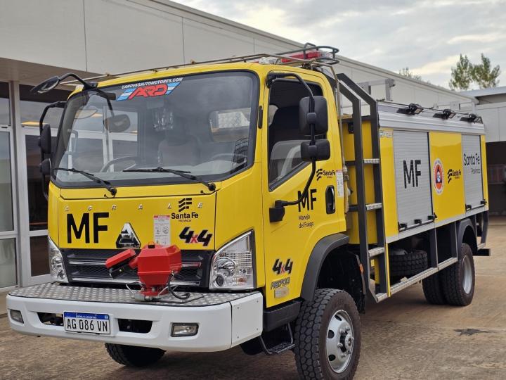 Entregan una autobomba para combatir incendios forestales